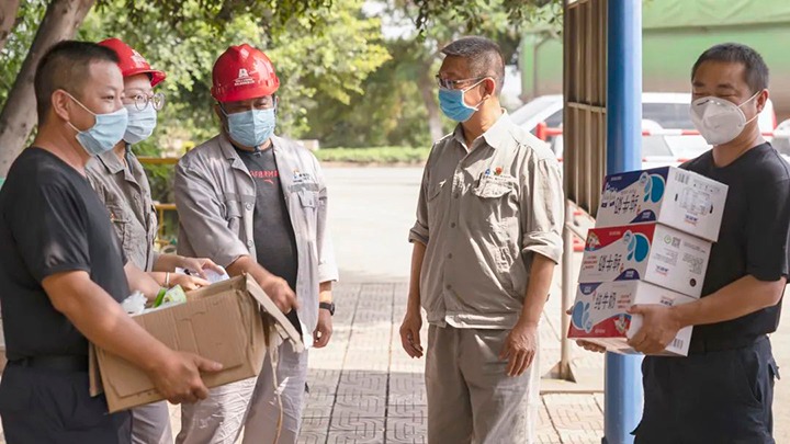 解化化工开展“我为群众办实事”2021年“关爱职工、夏送清凉”运动