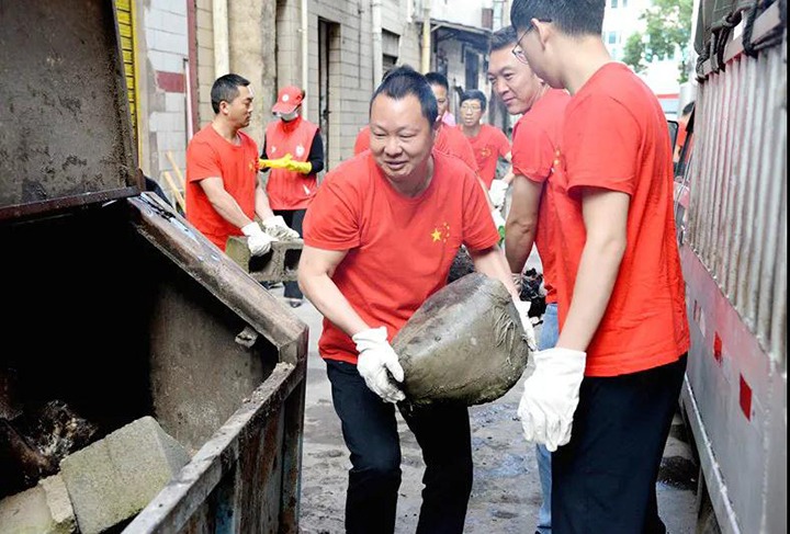 恩洪煤矿党委与新村社区党总支团结开展“双报到双服务双报告”暨党员自愿服务运动