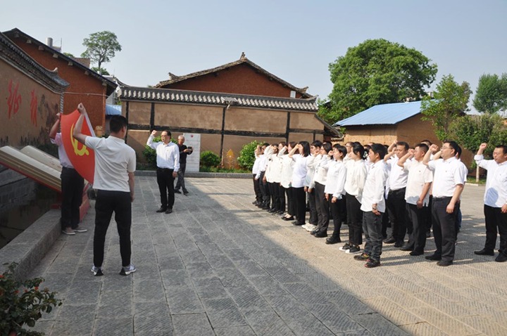 【简讯】陆东煤矿公司到曲靖珠街涌泉革命纪念馆开展党性教育运动