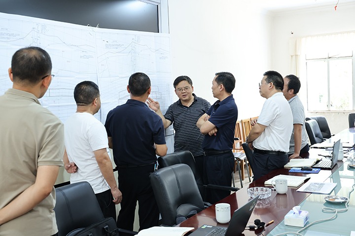 国家矿山清静监察局云南局党组成员、总工程师陈涌泉一行到田坝煤矿公司开展清静检查与调研指导事情