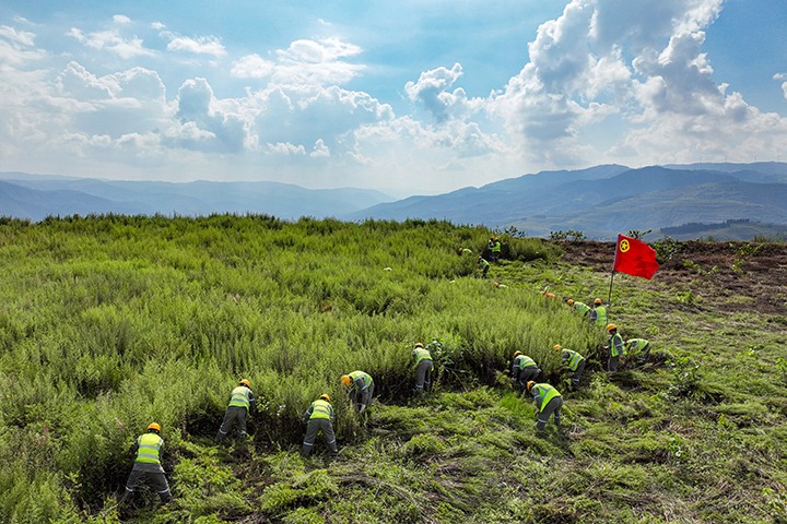 “镜”指“幕后英雄”！ 先锋煤业职工以汗水铸就责任，，，，，，，，共绘企业生长优美蓝图