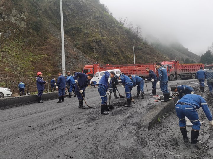 携手共进，，，，，，，共筑漂亮矿山