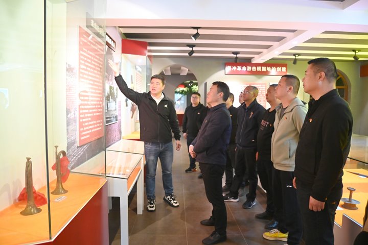 陆东煤矿公司党委组织党员干部到普冲红色文化教育基地开展党性教育运动