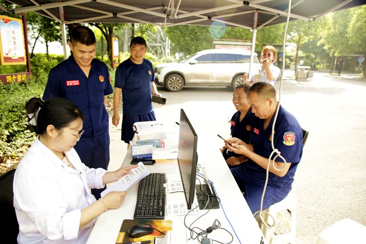 以热血为灯，，，，，，，，照亮生命之路——镇雄煤业爱心献血运动暖心落幕