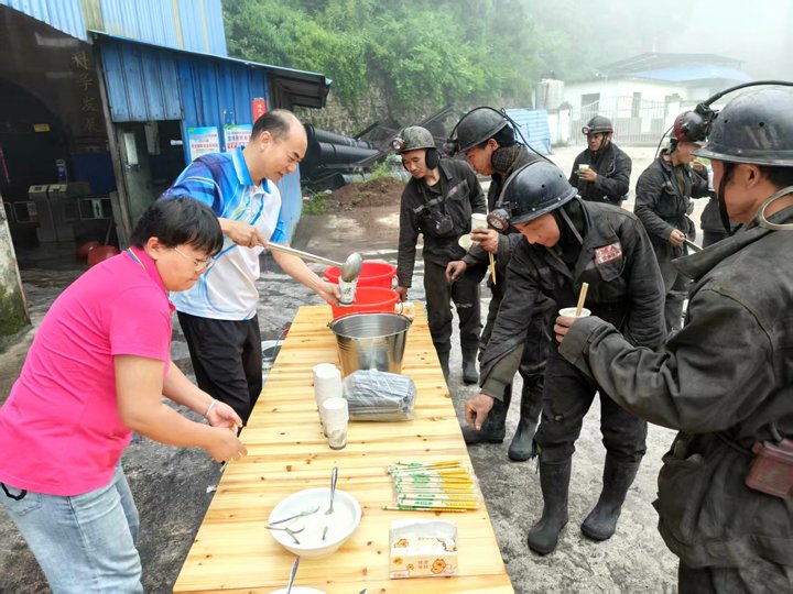 金发煤业工会开展“夏送清凉”慰问运动