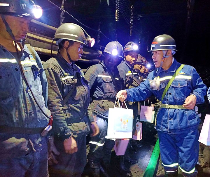 “伞”亮夏日，，，，，“杯”暖人心——镇雄煤业工会开展夏送清凉运动