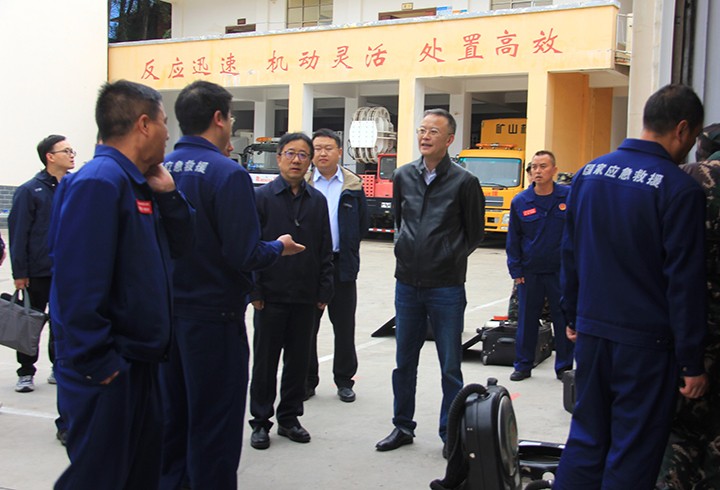 7 与战备值班职员举行亲热交流.JPG